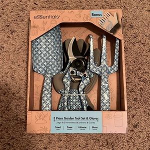 🌟3/$25 Sale🌟Essentials 3 Piece Garden Tool Set Gloves Trowel Pruner Cultivator